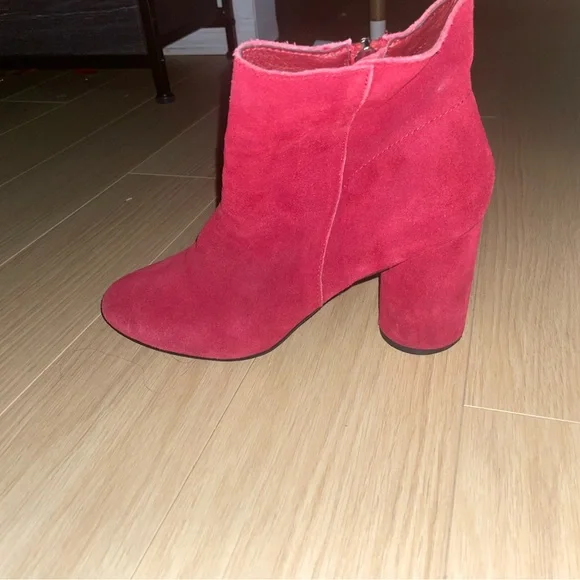 Size 9w cherry red ankle booties - Picture 2 of 3